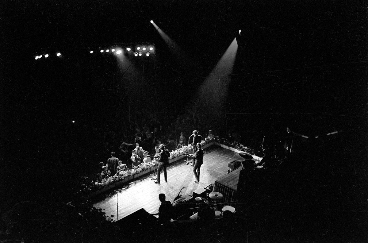 Konsert med det engelske bandet The Beatles i K.B. Hallen i København. På scenen fra venstre John Lennon, George Harrison,
Paul McCartney og bak til høyre Jimmy Nicol som vikarierte for Ringo Starr på trommer.