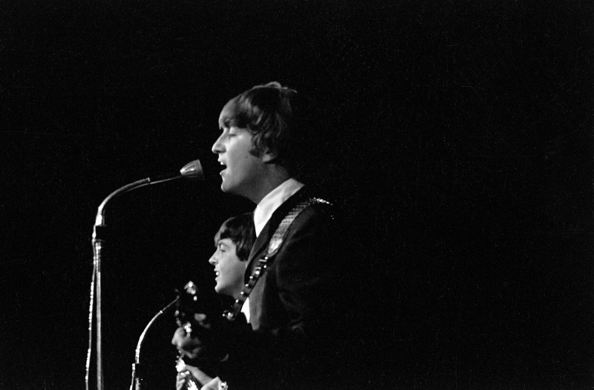 Konsert med det engelske bandet The Beatles i K.B. Hallen i København.  På scenen John Lennon nærmest og Paul McCartney.