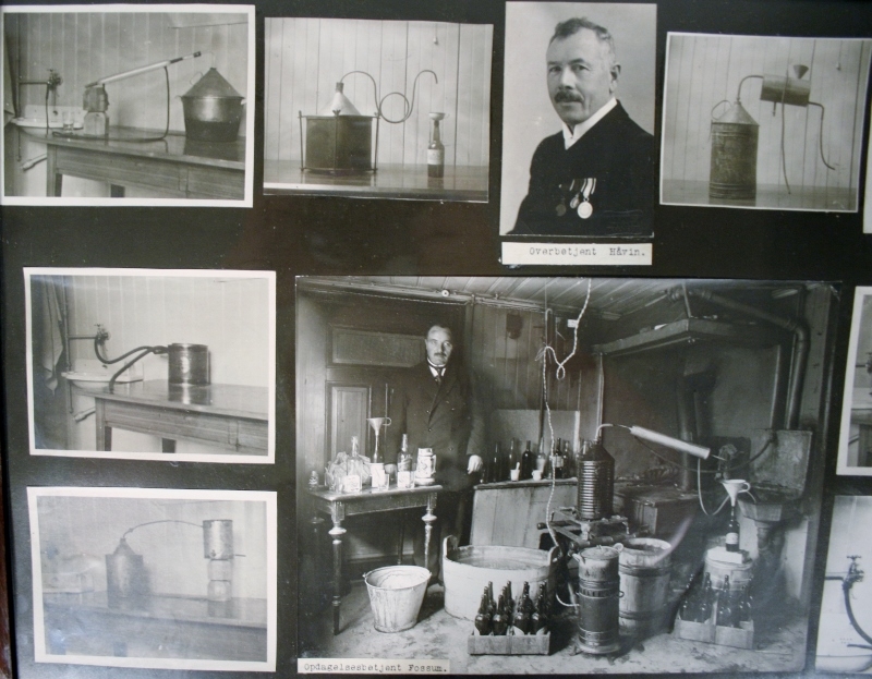 Fotografier av 10 brennvinsapparater, beslaglagt av Trondhjems politi i 1918 under "Verdenskrigens" forbudsperiode.
Efterforskningen utført av de fremragende detektiver overbetjent Håvin (avbildet øverst) og opdagelsesbetjent Fossum (avbildet, midten).