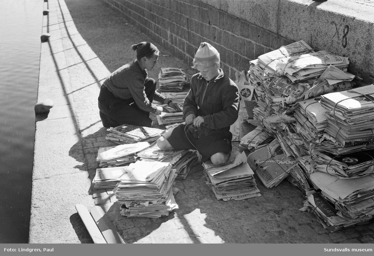 Pappersinsamling. Under 1940-talet var det ont om papper och för en liten slant per kilo kunde man samla och sälja papper för återvinning som kanske räckte till lite godis eller ett biobesök.