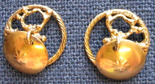 Ett par förgyllda silvermaljor med ett runt, hängande "löv". Maljorna är gjutna med ett genombrutet mönster. Stämplade "925"
