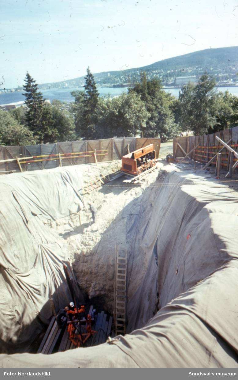 Grävnings- och borrningsarbeten invid Tivolivägen vid den så kallade Busbacken, i samband med bygget av tunneln till Tivoliverken, Sundsvalls reningsanläggning.