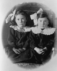 Portrettbilde, to unge jenter,  Aslaug 9 år, Tora 6 år.