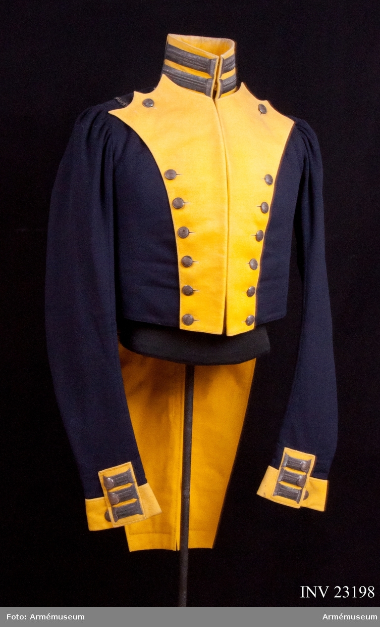 Frack av mörkblått kläde med gul bröstrevär, gul krage och gula ärmuppslag.