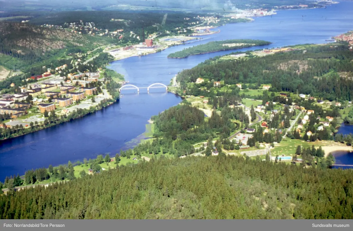 Flygfoto över Kvissleby, Ljungan, Sandslån, Essvik, gamla Harabergsbron, Dykets badplats.