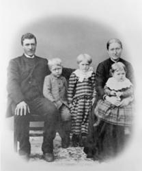 Portrettbilde, fem personer, kvinne, mann og tre barn hvorav