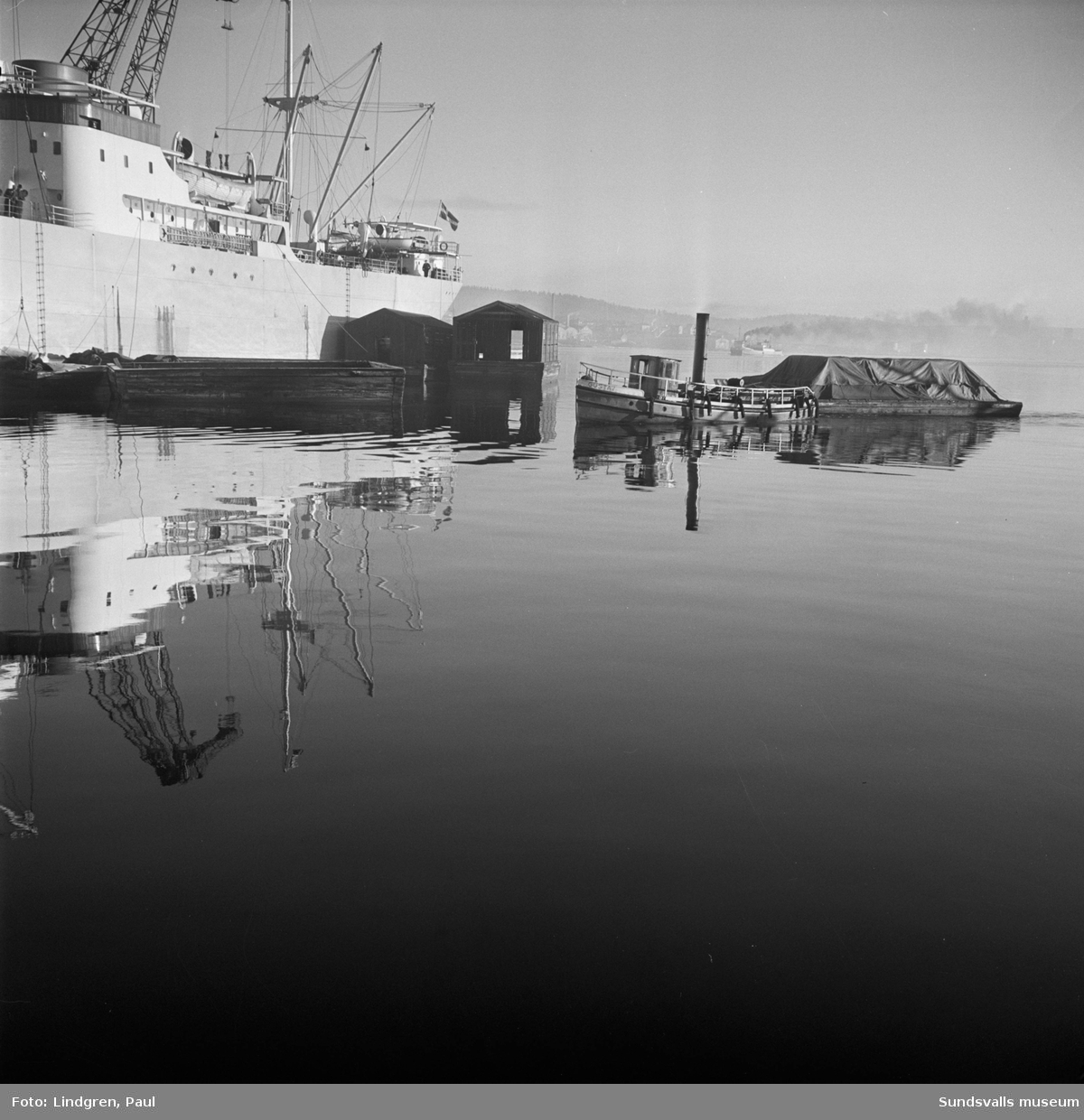 En serie bilder med motiv från Sundsvalls hamn. Lastning av båtar, båttrafik etc.