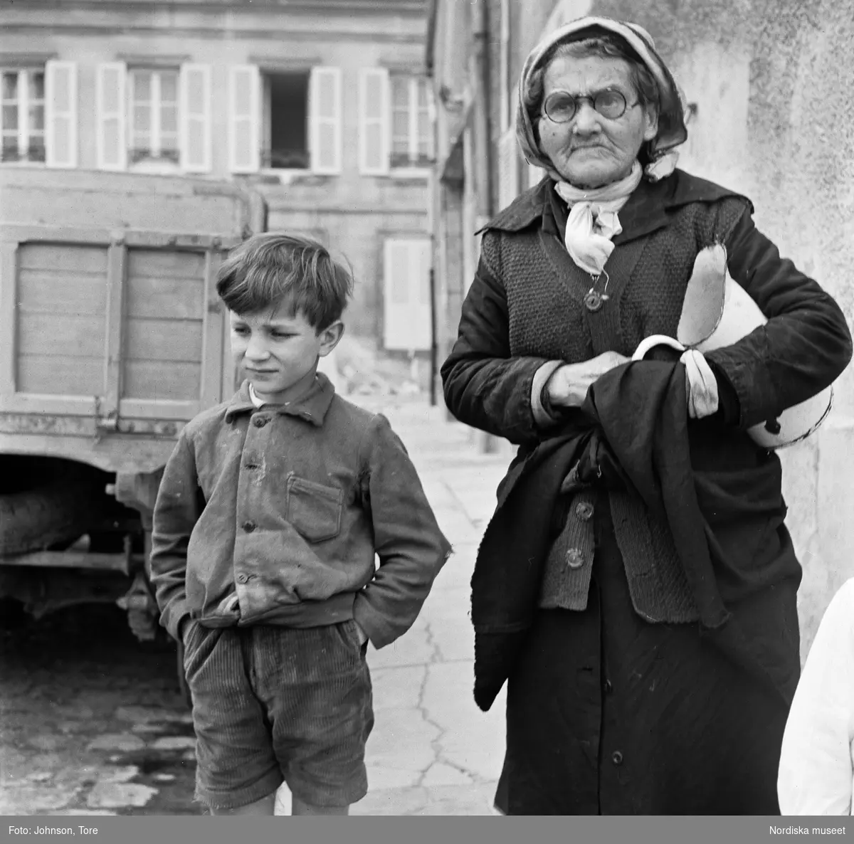 Auxerre, Bourgogne, Frankrike. Äldre kvinna och ung pojke på gata.
