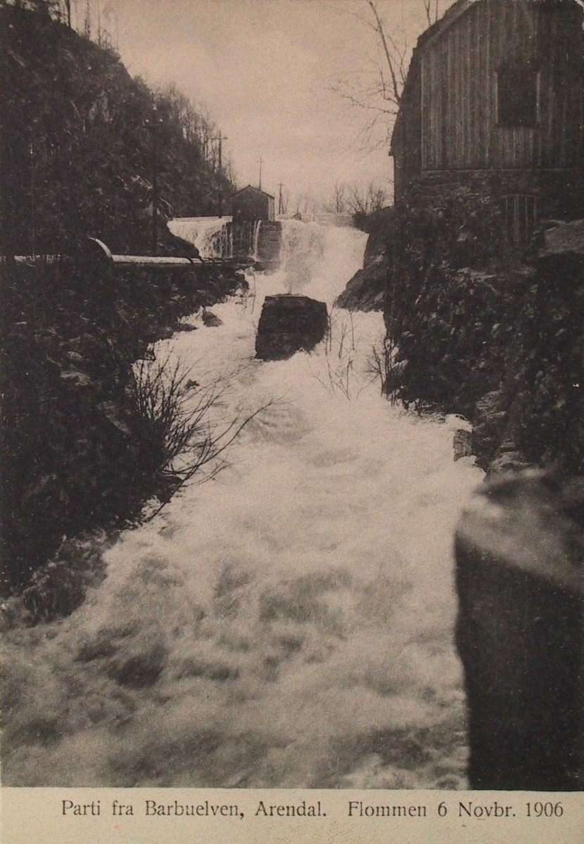 Parti fra Barbuelven, Arendal. Flommen 6. Novbr. 1906. Fossen midt i bildet, damhuset i bakgr.
