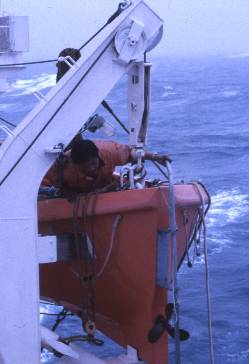 M/S 'Westwood Jago' (b. 1987, Ishikawajima H. I., Aioi, Japan). - Livbåtene sjekkes før stormen.