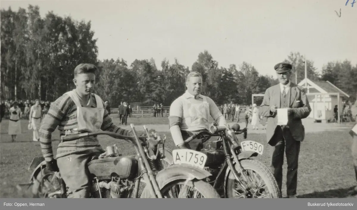 Motorløpet på Benterud i 1924
Jacob Hansen vant men Hermann Oppen ble nr. 2. T.h. ing. Gudbrand C. Bergsund f. 1883