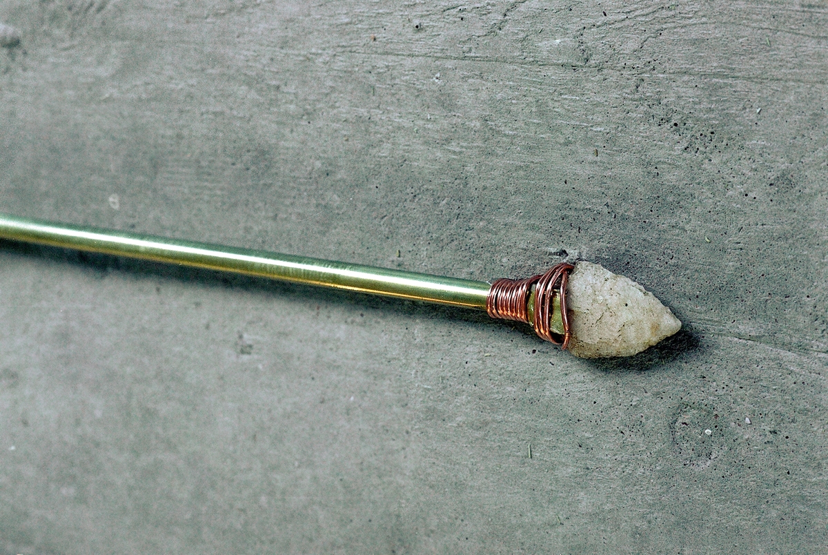 Elementene i installasjonen utgjør et tegnet mønster som assosierer både til et industrielt scenario og til labyrinten, uten at det umiddelbart lar seg entydig gripe. Flere steder er rør malt blå, gule og grønne, som reflekterer lyset som sprer seg øverst i rommet gjennom de tilsvarende fargede vindusglassene. Dette bidrar til å skape en estetisk og poetisk dialog mellom kunsten og bygget. På betongveggen finner man spredte hverdagsgjenstander slik som et speil, et forseggjort messingdørhåndtak, en stikkontakt, samt elementer fra naturen i form av et vakkert sammenfoldet skjell, bambus og trestykker. Fra fondveggen strekker installasjonen seg videre i ulike retninger bortover langs de tilstøtende veggene og avsluttes på forskjellig vis, som for eksempel i kunstnerens personlige pilspiss, godt bevart fra egen barndom. En av linjene bryter tvers gjennom bygningsveggen og fortsetter videre i utomhusterrenget i det utvendige inngangspartiet. Der løper den langs bakken, kryper oppover en stor granittstein som kunstneren har hentet fra den lokale elvebredden og videre langs bakken, for til sist å forsvinne ned i jorden.

En messingplate til venstre på fondveggen har det indianske ordtaket «Det er syv hovedretninger: Opp, Øst, Sør, Nord, Vest, Ned og Inn i Deg Selv» innrisset på samisk og norsk som gir oss et utgangspunkt for egne tolkninger. Linjene i installasjonen har noe med retningene å gjøre for de ulike gjenstandene er metaforer. I speilet møter du deg selv, og med håndtaket kan du åpne dører og grenser. Pilen peker mot skogene som symboliserer en del av menneskenes naturlige røtter, vår fruktbarhet er knyttet til jorden og steinen er det eviges symbol.