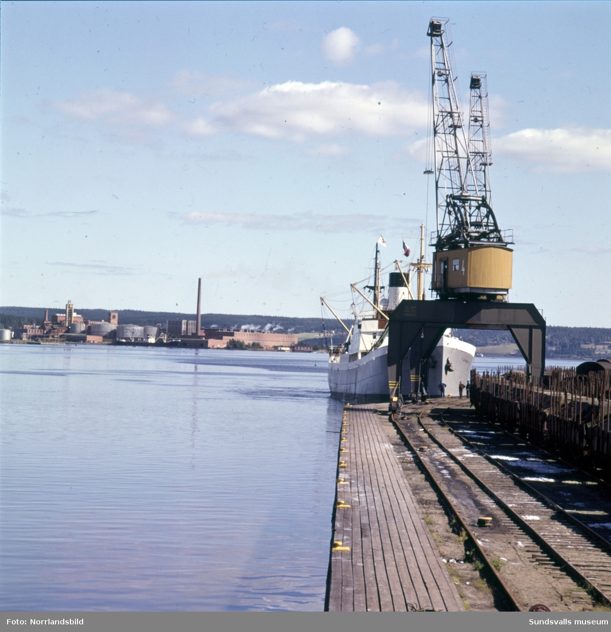 Bilder från hamnen i Sundsvall med fartyg inne för lastning och lossning. Båten Minnesota.