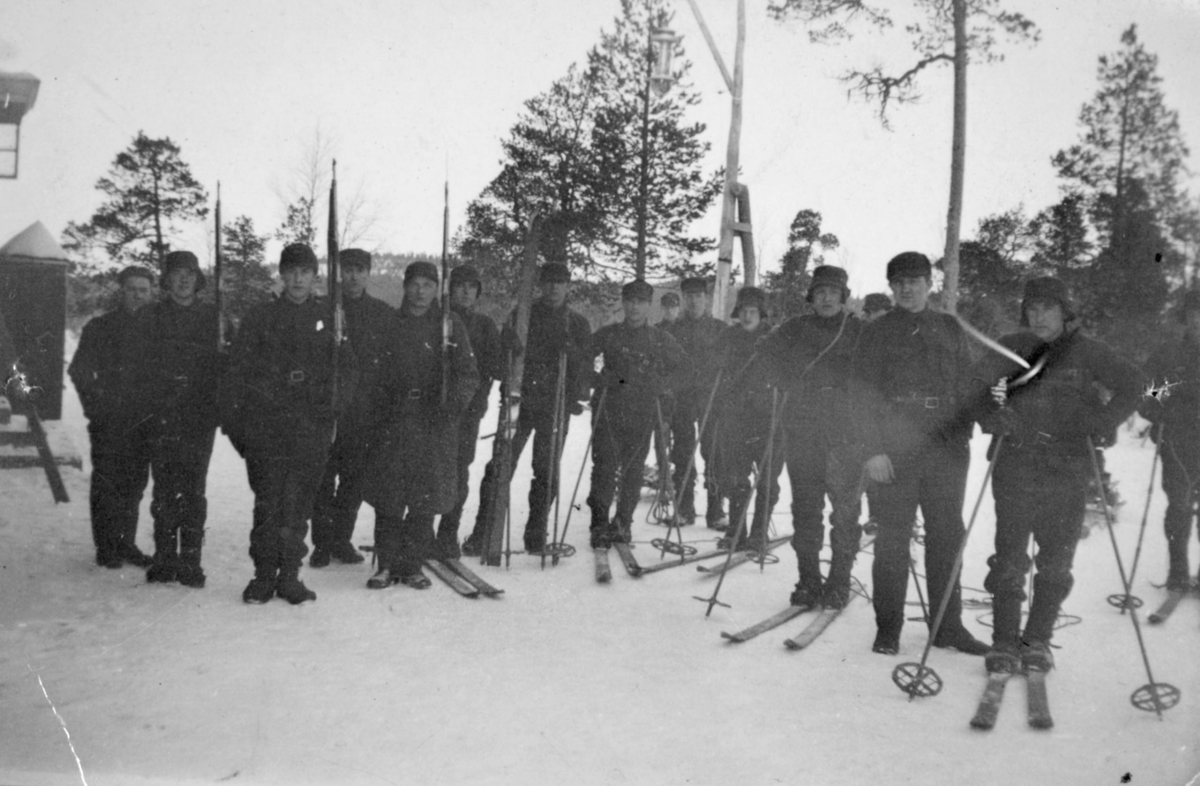 Flere soldater fotografert en vinterdag. Sted og personer er ukjent, men bildet kan være tatt på Alta-gård.