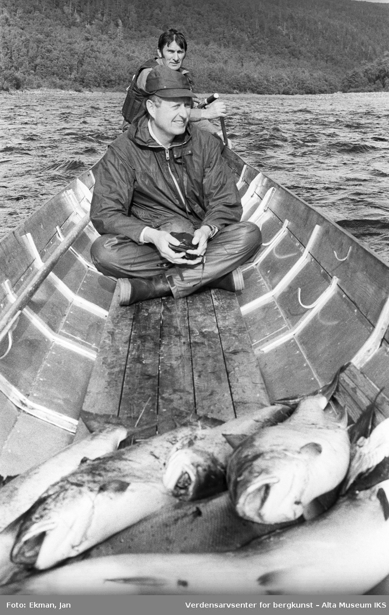 Elvebåt i landskap.

Fotografert 1986.

Fotoserie: Laksefiske i Altaelva i perioden 1970-1988 (av Jan Ekman).
