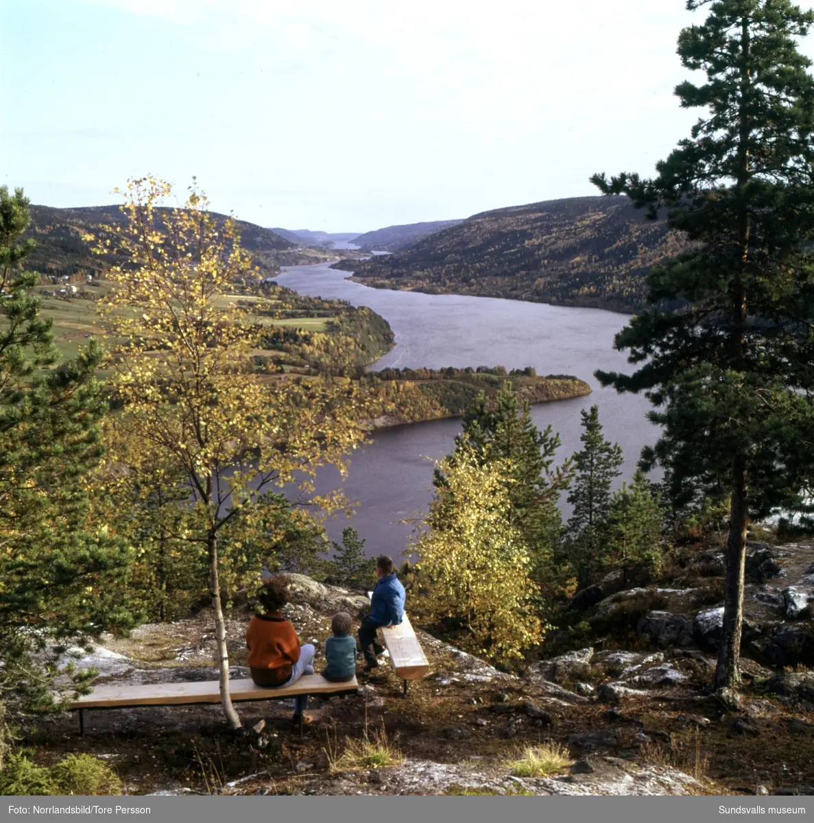 Utsikt från Vättaberget i Liden. En familj kokar kaffe och grillar korv över öppen eld en höstdag 1966.