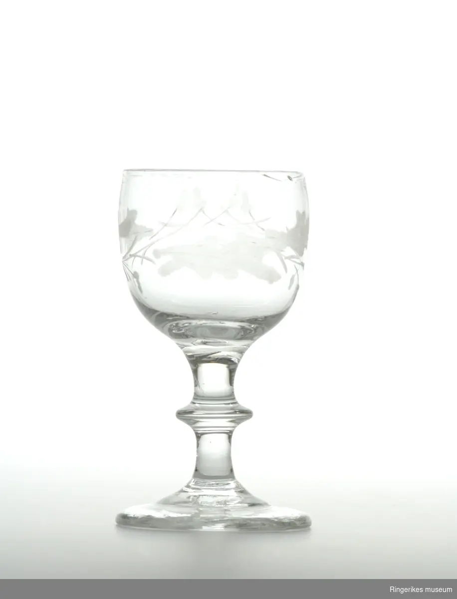 Stettglass med slipt dekor (bladdekor rundt