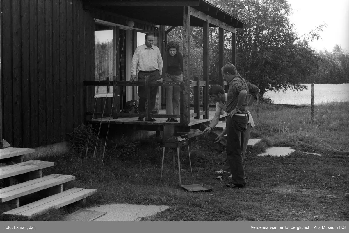 Landskap med personer.

Fotografert 1979,

Fotoserie: Laksefiske i Altaelva i perioden 1970-1988 (av Jan Ekman).
