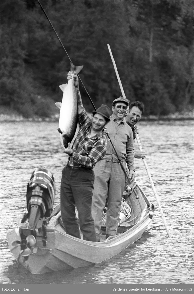 Elvebåt i landskap.

Fotografert mellom 1970 og 1988.

Fotoserie: Laksefiske i Altaelva i perioden 1970-1988 (av Jan Ekman).
