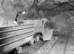 Kastelastemaskin i bruk i gruva.