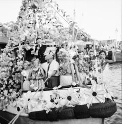 Vardens arkiv. "Sanitetsforeningen arr. brygge- løyer, hawai