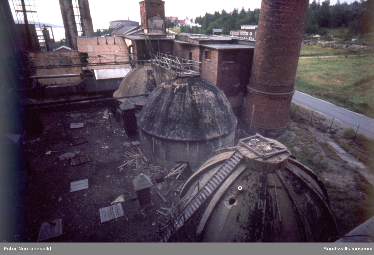 Exteriör- och interiörbilder från den nedlagda fabriken i Essvik.