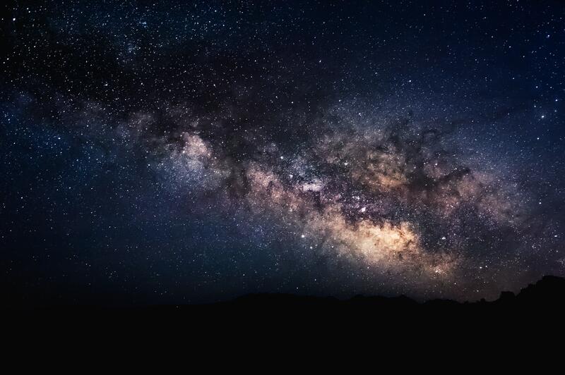 Bildet viser en stjernehimmel. Det ser ut som melkeveien.