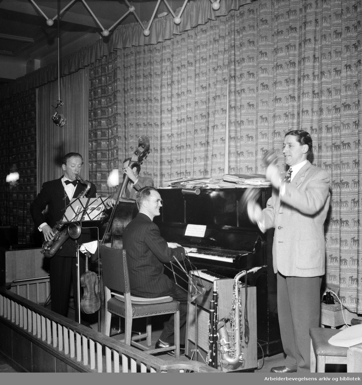 Kafémusikere på Soria Moria Restaurant i Oslo. Fra venstre: kapellmester Gunnar Jensen på saksofon, Oskar Backe, William Lier og Sverre Jensen. Februar 1953.