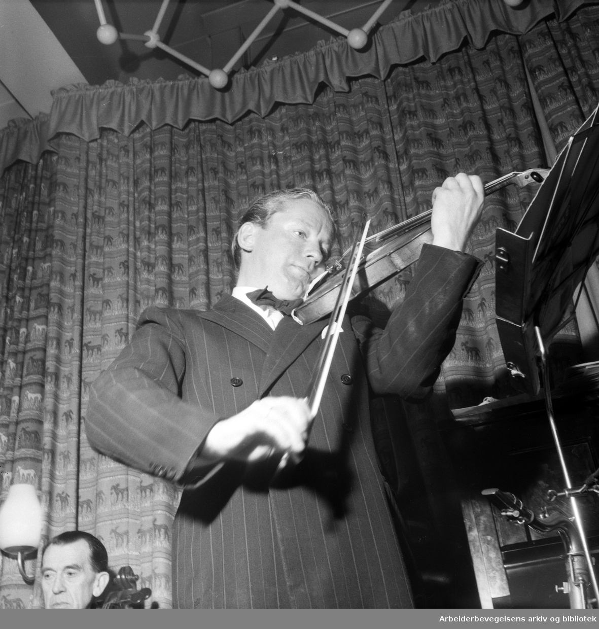 Kapellmester Gunnar Jensen på Soria Moria Restaurant i Oslo. Februar 1953.