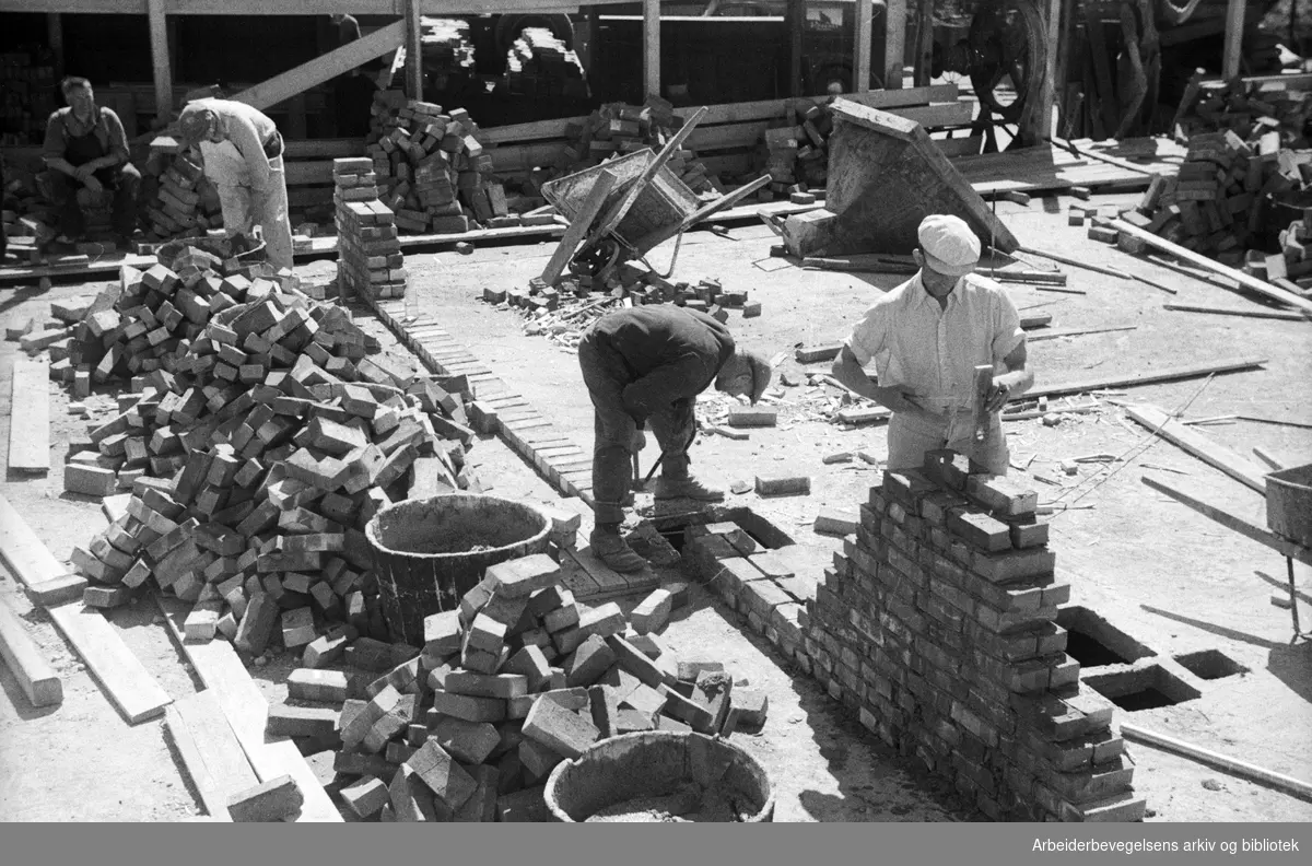 Bygging av bobligblokker for OBOS på Etterstad. Elever fra murerklassen på Oslo Yrkesskole. Mai 1947.