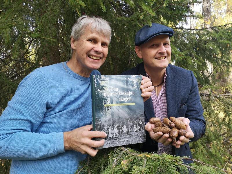 Den menneskeskapte skogen - Bjørn Bækkelund (konservator ved Norsk skogmuseum) og Øyvind Meland Edvardsen fra Skogfrøverket holder opp boka
