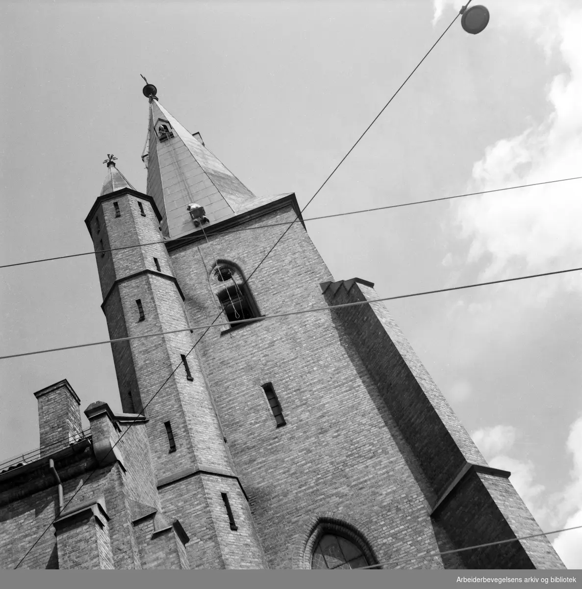 Oppussing av tårnet på Sankt Olav domkirke i Oslo. Mai 1951.