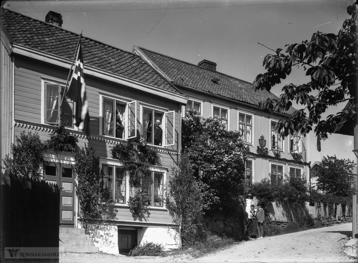 Zieglergården i Olsmedbakken til høyre, tatt under kongebesøket i 1906.