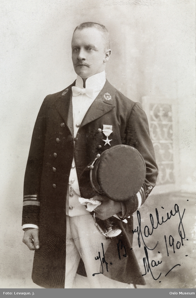 Norsk vernepliktig sekondløytnant som tok tjeneste i krondomenet i Fristaten Kongo (EIC) i to perioder fra 1898 til 1905.