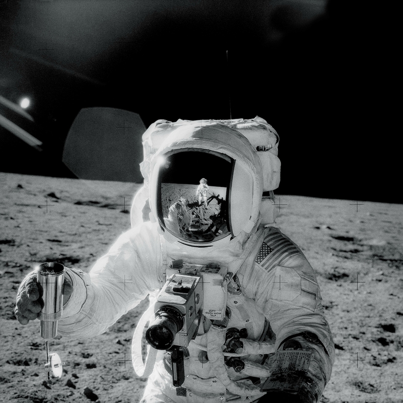 Astronaut Alan Bean tar stoftprover på månens yta. På bröstet sitter en kamera från svenska Hasselblad AB.