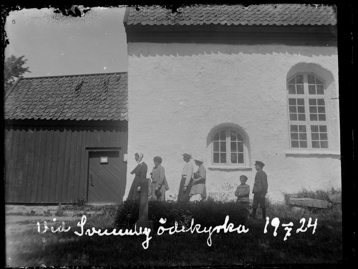 Enligt notering: "Vid Svenneby ödekyrka -7-1924".



















