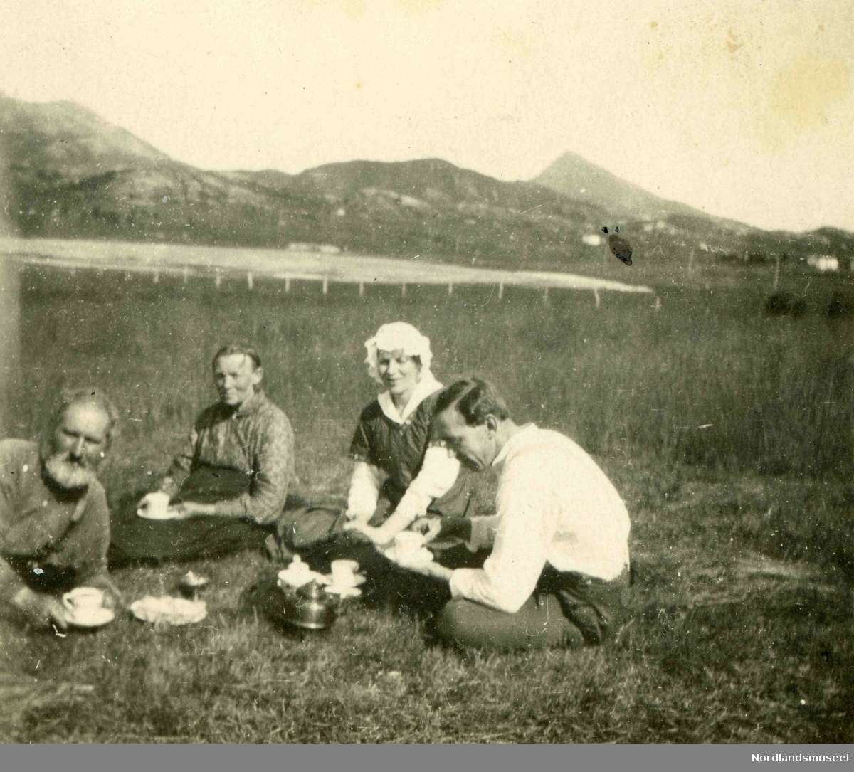 Matpause i gårdsarbeidet på  gården Nylandet i Saursfjord ca. 1925-35.