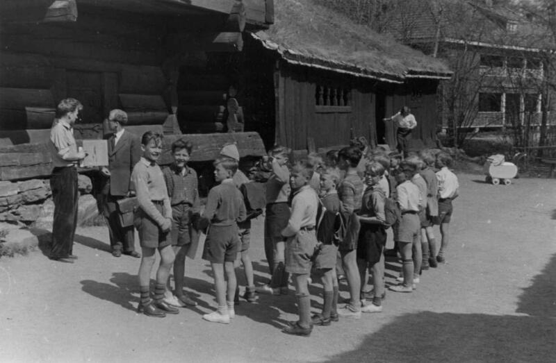Skolebarn i Setesdalstunet på Norsk folkemuseum, 1951. (Foto/Photo)