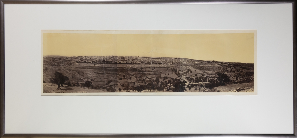 Jerusalem, panorama över staden. Mycket stort fotografi.

Tillhör Adolf Andersohns samling.

Johan Adolf Andersohn (1820-1887) var handlare/filantrop och museets grundare.