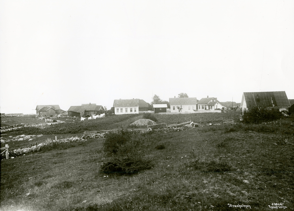Gårdene på Stråholmen, Kragerø. Husene og låver. Klesvask henger ute. 1923