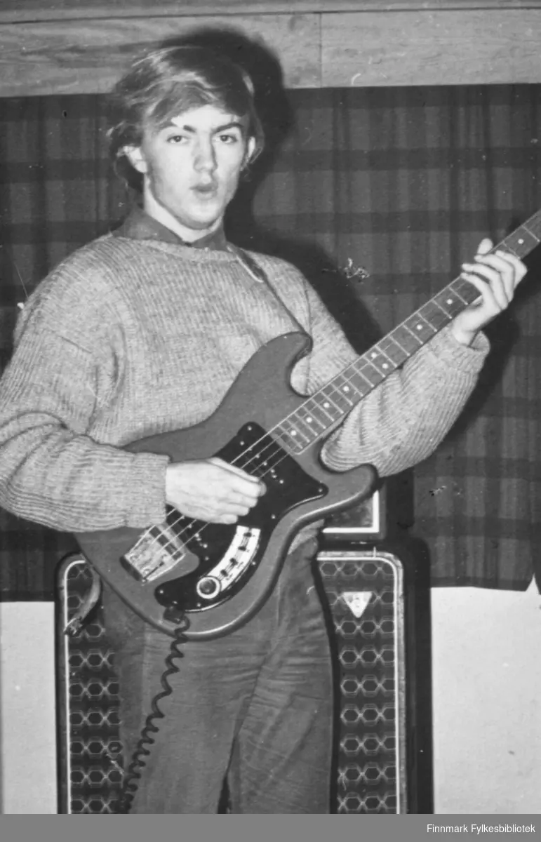 Jan Erik Sælø spiler bass i 1972 i Vadsø. Bildet er tatt av "Finnmarken".