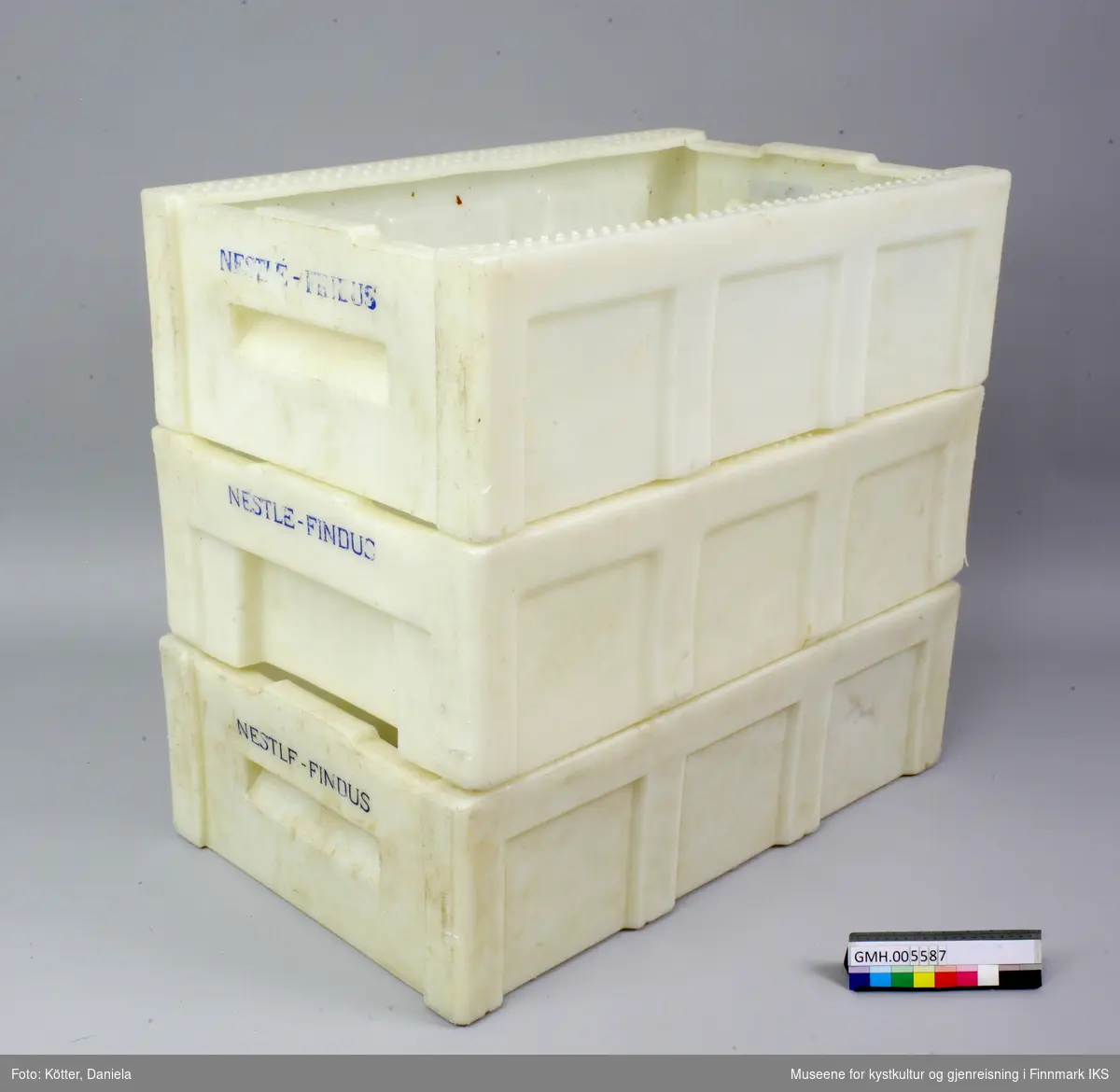Det er tre identiske, rektangulære fiskekasser av hvit kunststoff. Kassene har håndtak på begge kortsidene. Oppfor håndtakene er kassene merket med Nestle-Findus.