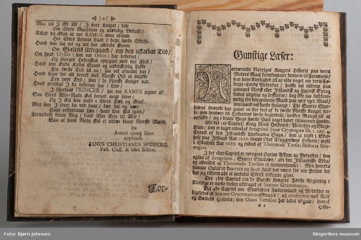 Norriges Kongers Historie, skrevet av Jonas Ramus (sogneprest i Norderhov) og trykket i København i 1719. Inneholder 322 sider i tillegg til Innholdsfortegnelse, forord, dedikasjon, etterord og alfabetisk register.