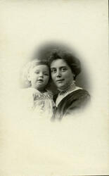 Petra Holst Eriksen med barn.