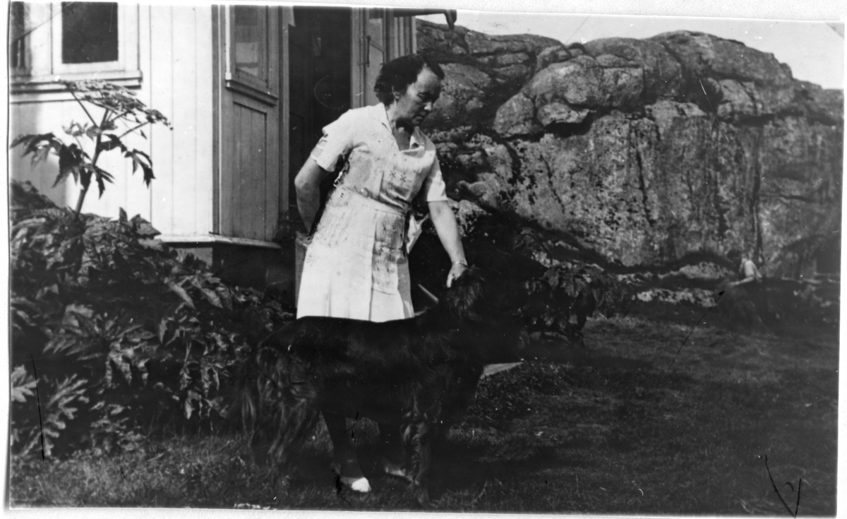 Væreierfruen Ragna Blyth Eriksen med hunden Bob utenfor huset i Langenesværet 