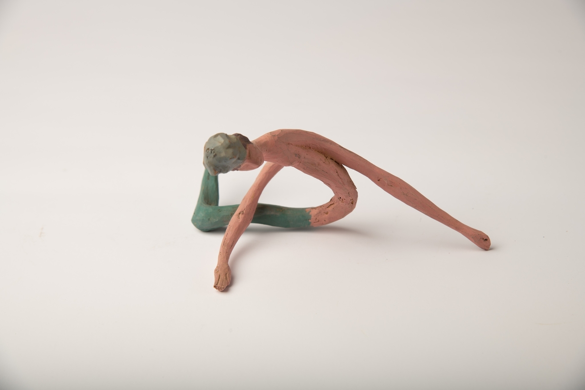 Ettbenet akrobat med grønn strømpe . begge armene er tynne og la