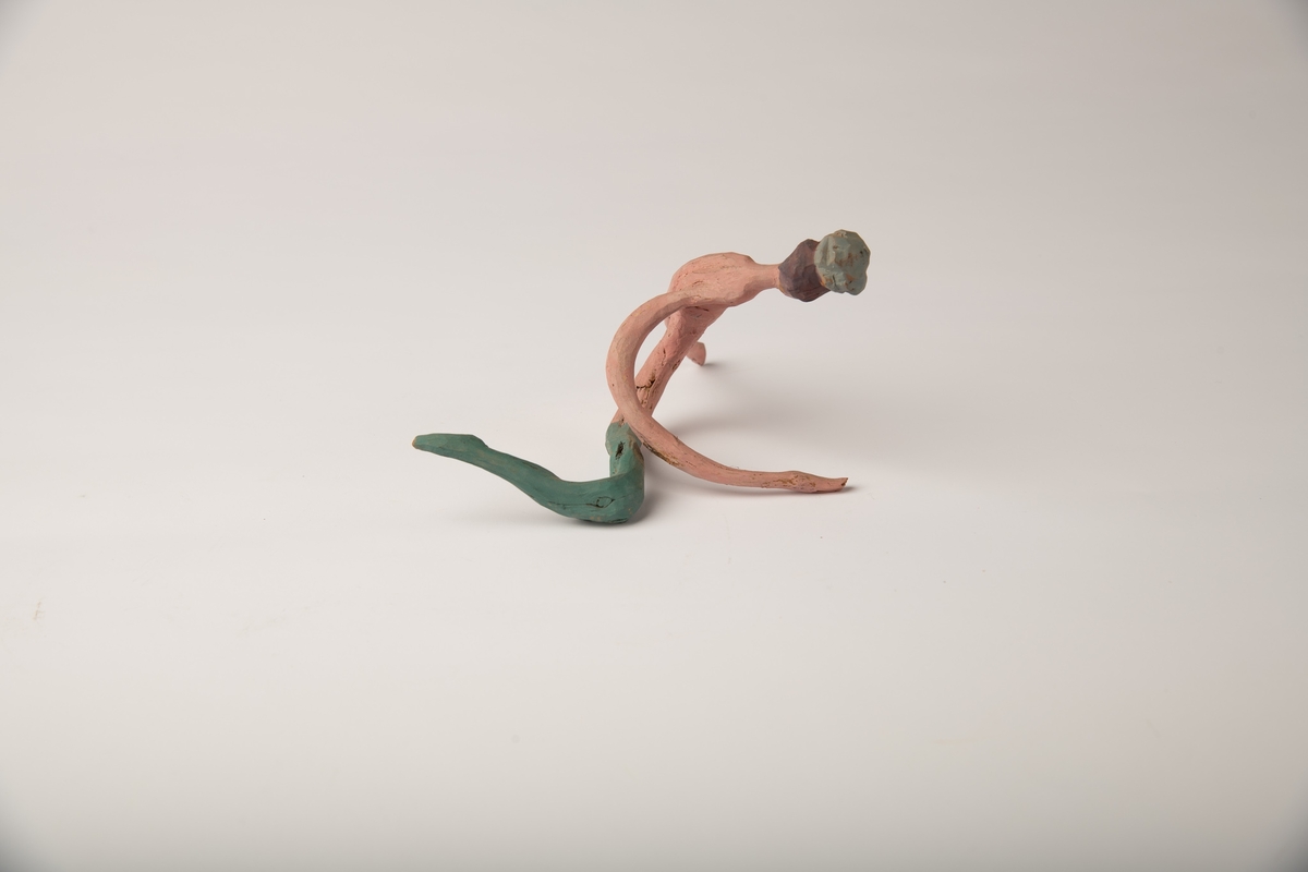 Ettbenet akrobat med grønn strømpe . begge armene er tynne og la