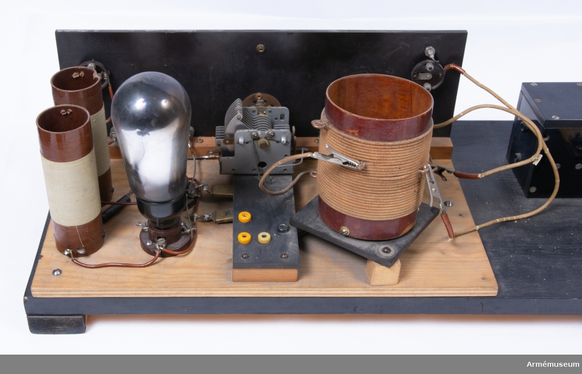 Grupp H II.
Landstormsradiostation m/1934 30 W Ft Cfb.
Stämplad under: Stockholms Signalbefälsförening ordföranden.
Tillbehören är två avstämningsspolar, två olika elektronrör, en hörtelefon, sladdar till batteri och anslutning, en nitsladd, en likriktare, en sändarapparat, en telegrafnyckel och enmottagnings-/sändningsomkopplare.