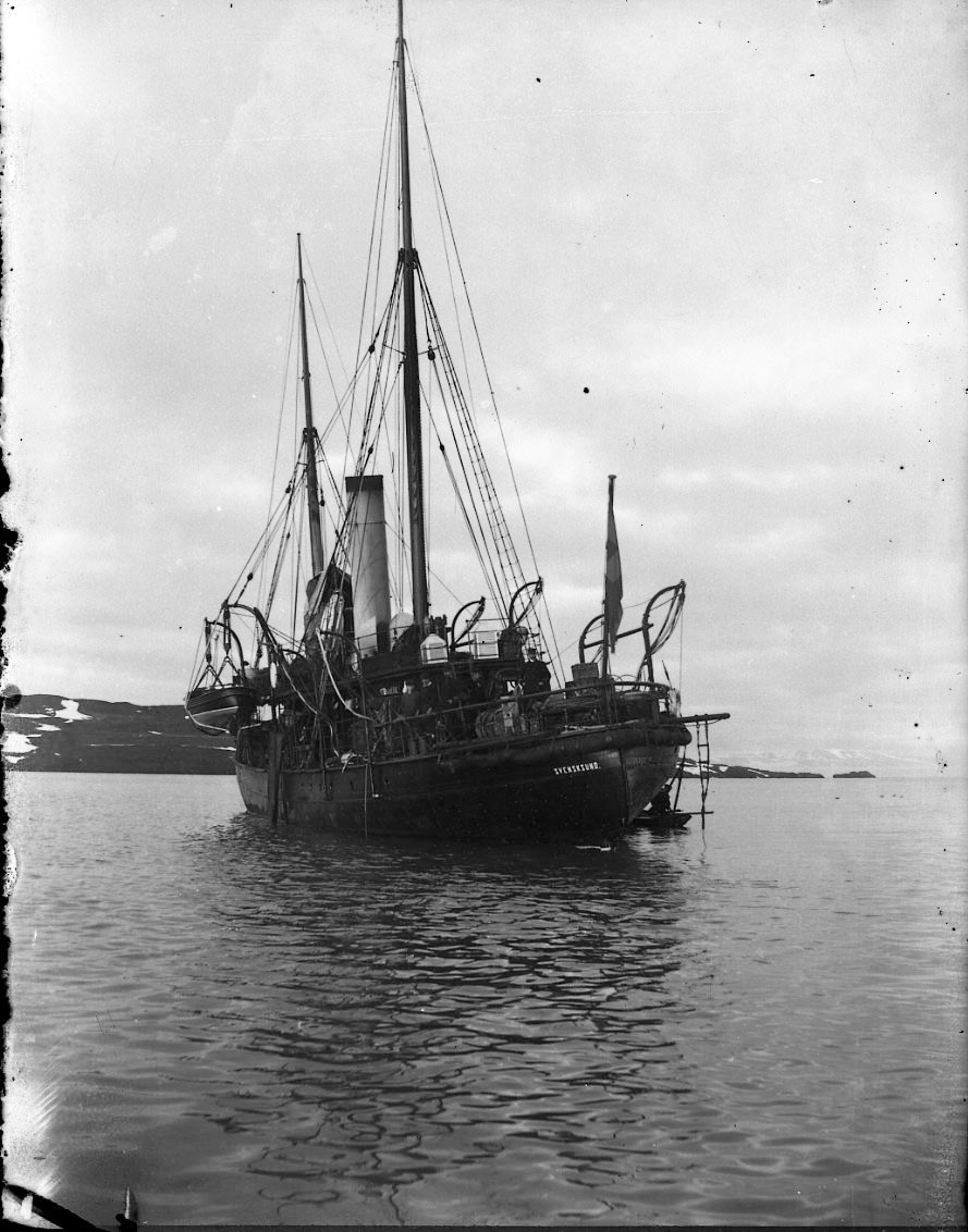 Kanonbåten HMS Svensksund för ankar vid Spetsbergen, möjligen vid Sorgfjorden.