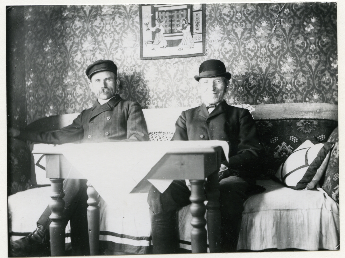 Vittinge sn, Heby kn, Gillberga.
Bonden Lars Ersson och sonen Arvid, 1920-tal.